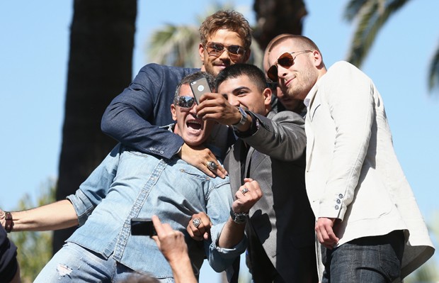 Parte do elenco de 'Mercenários 3' registra selfie durante o Festival de Cannes em 2014 (Foto: Getty Images)