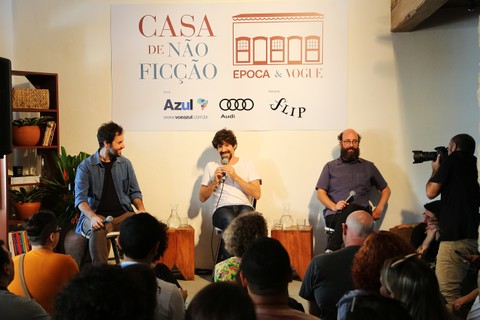 "Não ficção em quadrinhos" foi o tema da conversa entre o quadrinista Fábio Moon com Emílio Fraia e André Conti