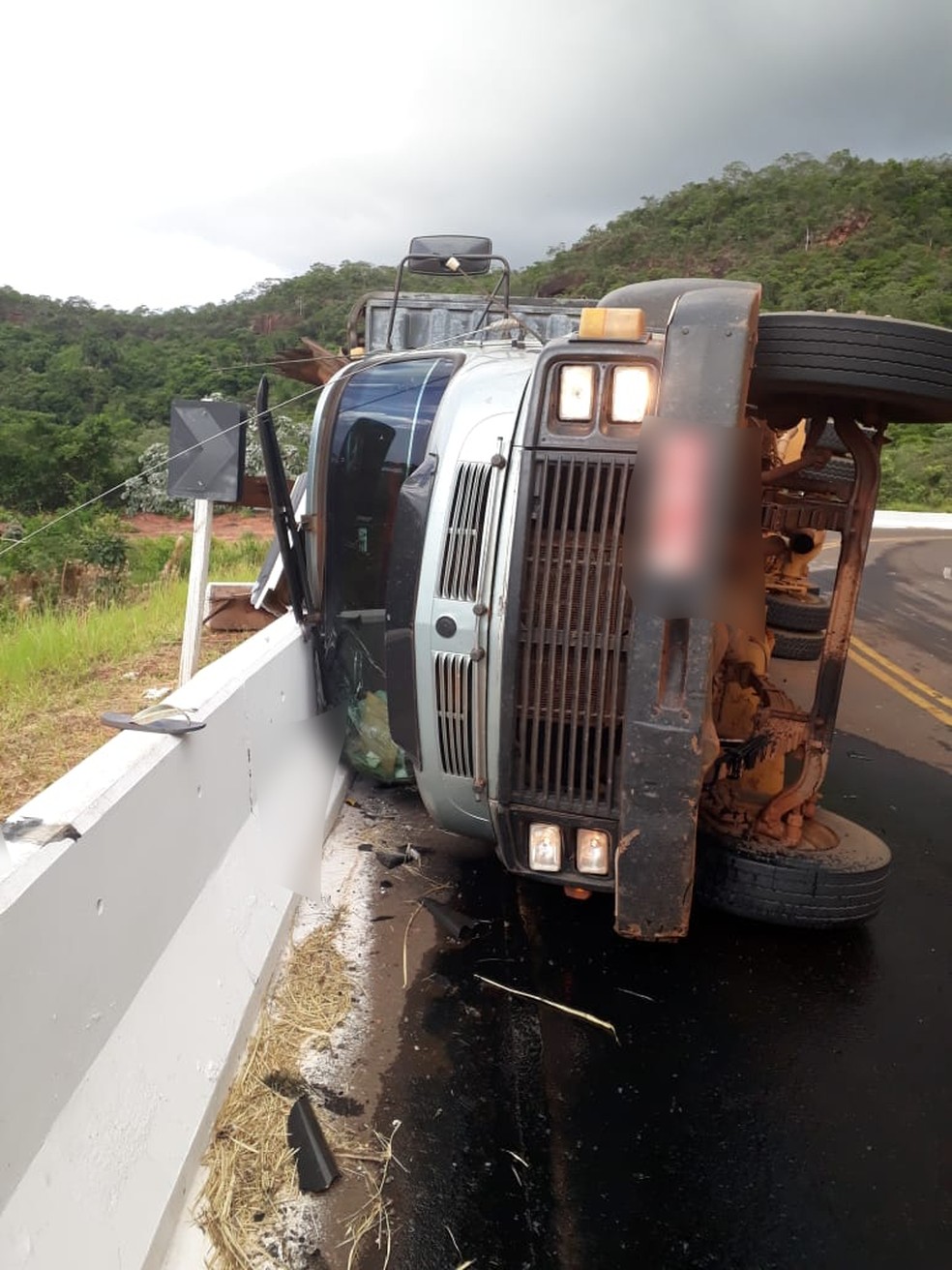 CaminhÃ£o carregado de gado tomba em serra de Rio Negro (MS.) â Foto: DivulgaÃ§Ã£o/PolÃ­cia Militar 