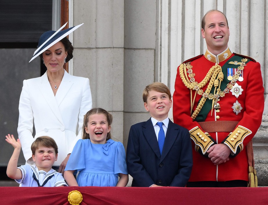 Catherine, Duquesa de Cambridge e o Príncipe Britânico William, duque de Cambridge, estão com seus filhos, o príncipe Louis, a princesa Charlotte e o príncipe George