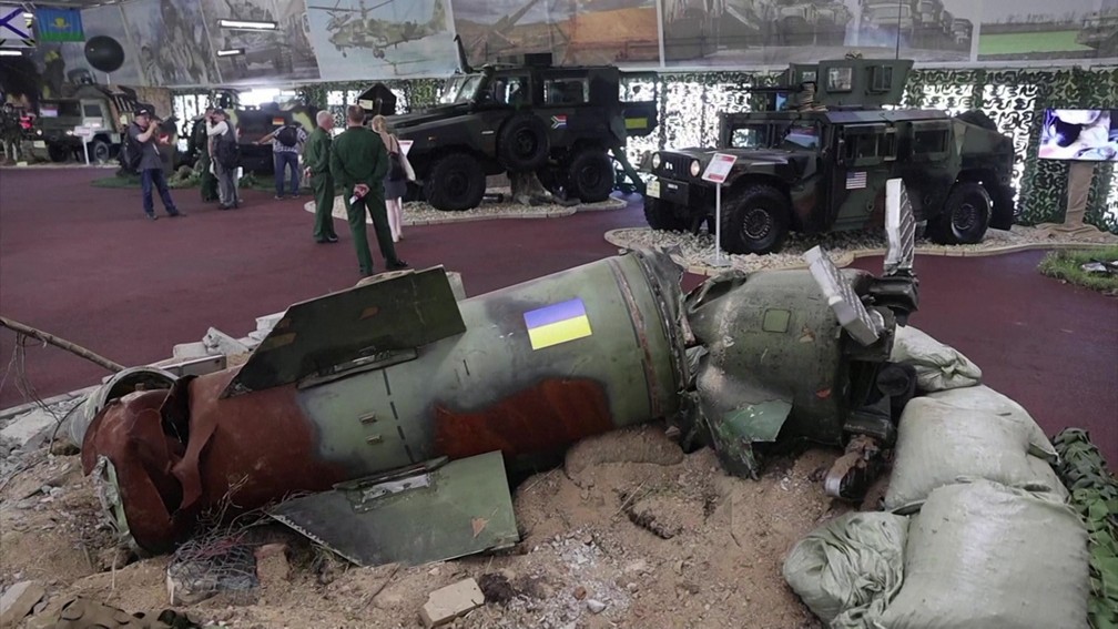 Restos de um míssil detonado estão em exibição em fórum militar em Moscou — Foto: Reuters/Reprodução