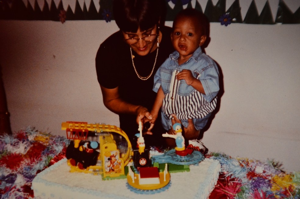 Tomaz tinha como pista para encontrar o irmão a foto de Gabriel com a mãe adotiva, no aniversário de um ano — Foto: Arquivo pessoal