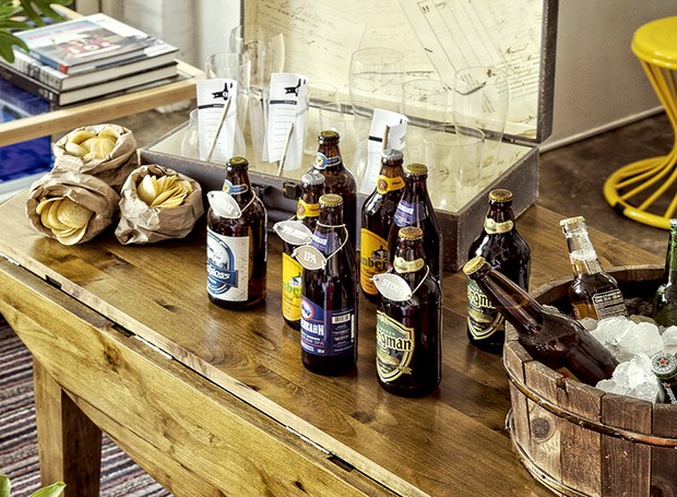 Cervejas combinam com uma produção rústica. Mesa L’Oeil (Foto: Cacá Bratke/ Editora Globo)