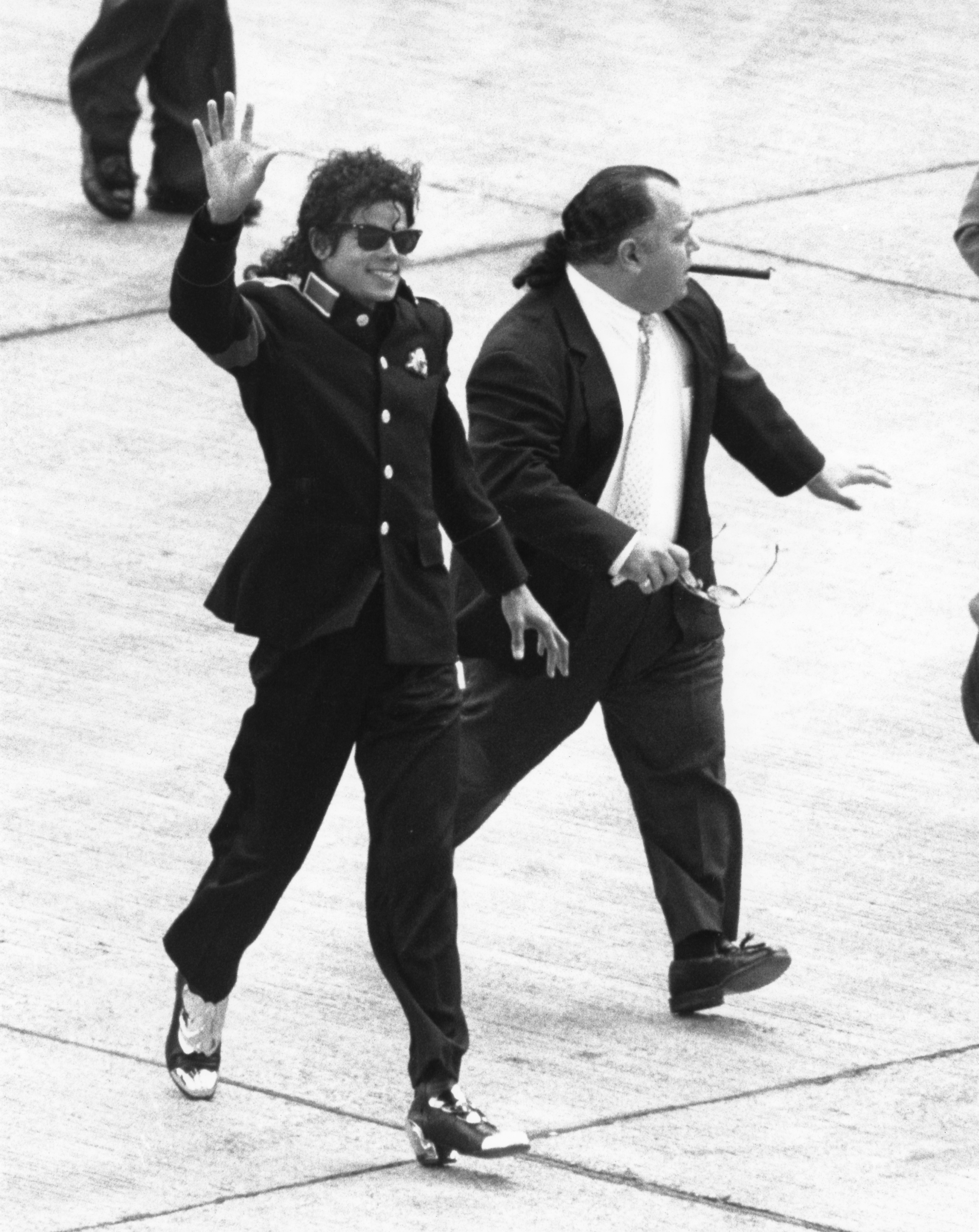 American singer Michael Jackson (1958 - 2009) arrives at Heathrow Airport with his manager Frank DiLeo, on his Bad World Tour, 11th July 1988. (Photo by Dave Hogan/Getty Images) (Foto: Getty Images)