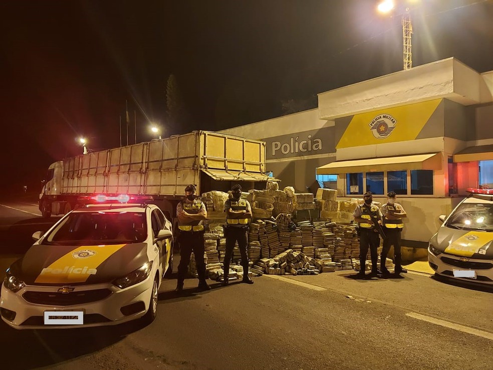 Grande quantidade de maconha foi apreendida em Presidente Prudente &mdash; Foto: Pol&iacute;cia Rodovi&aacute;ria