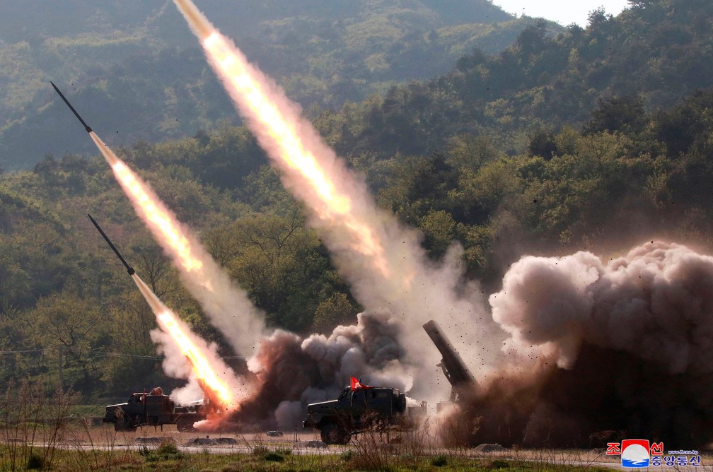 Governo da Coreia do Norte divulgou foto que mostra teste de seu sistema de mísseis ocorrido na quinta-feira (9)  — Foto: Agência Coreana Central de Notícias/Korea News Service via AP