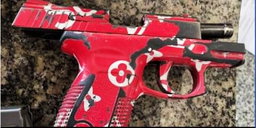 Pistola rosa e com flores é apreendida em operação que terminou com traficante Hello Kitty morta