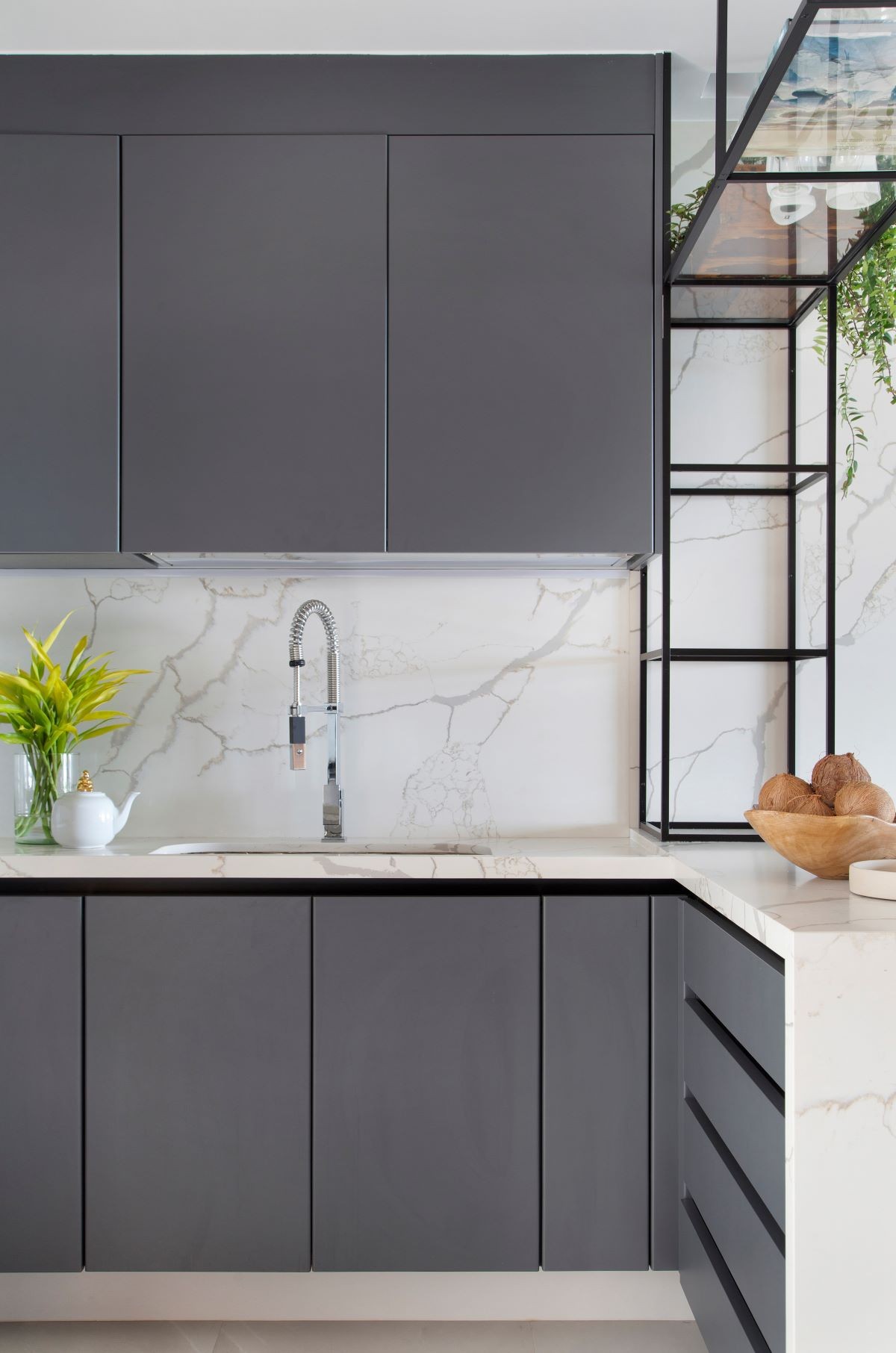 KITCHEN |  The dekton countertop gives the appearance of white marble with gray veining, leaving the whole palette in unity (Photo: Denilson Machado / MCA Estúdio / Publicity)