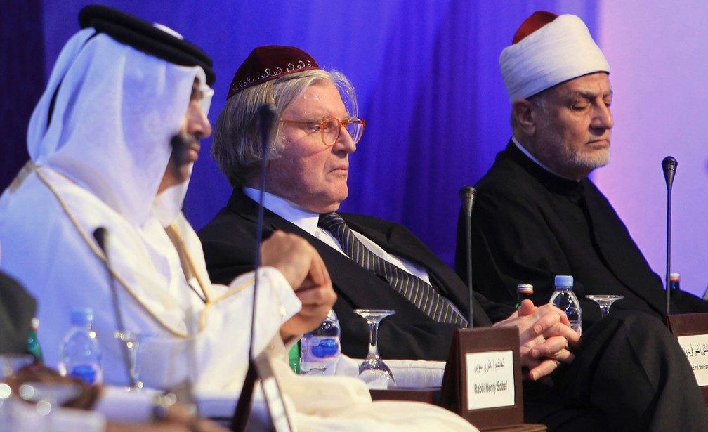 Foto de 24 de outubro de 2011 mostra o rabino Henri Sobel ao lado do ex-Grand Mufti do Egito Nasr Farid Wassel (à direita) e o ministro da Justiça do Qatar, Hassan bin Abdullah al-Ghanim (à esquerda), durante a sessão de abertura da 9ª Conferência de Doha de Diálogo Inter-religioso em Doha — Foto: Fadi Al-Assaad/Reuters/Arquivo