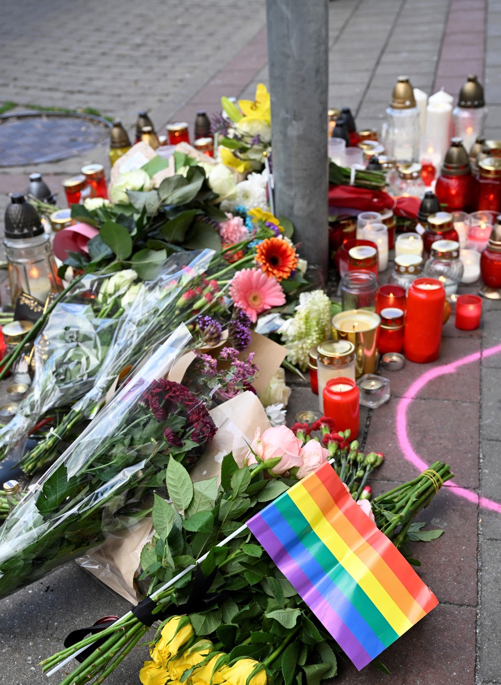 Homenagens em rua de Bratislava pela morte de dois rapazes — Foto: Radovan Stoklasa/REUTERS