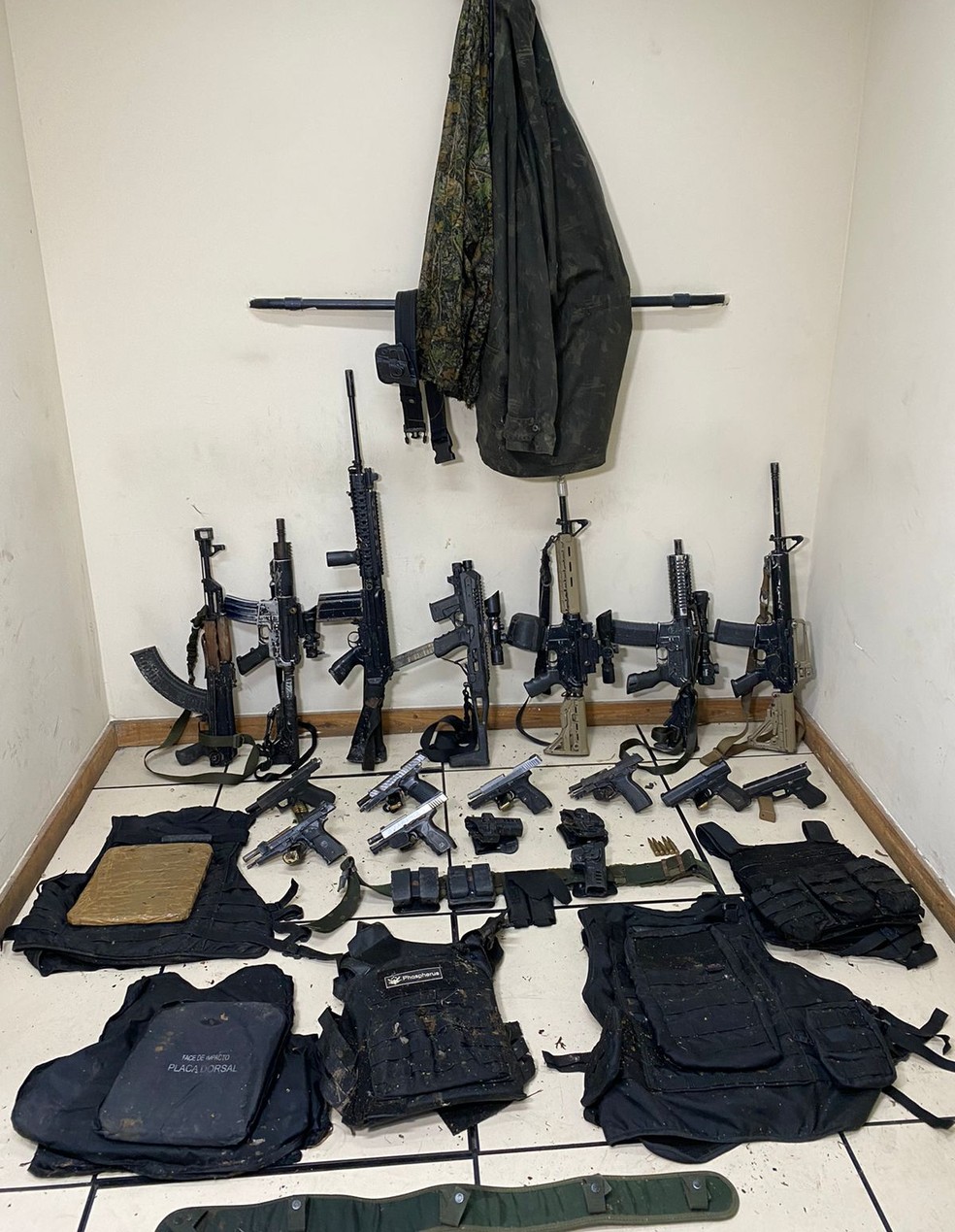 Armas apreendidas na Grajaú-Jacarepaguá — Foto: Reprodução