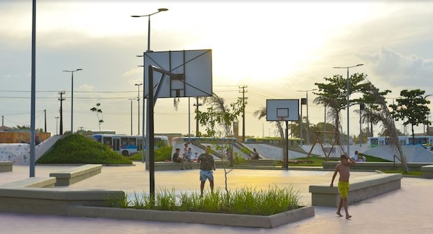 A praça funciona como um pequeno parque, com áreas de descanso e equipamentos de entretenimento (Foto: Meireles Junior / Divulgação)