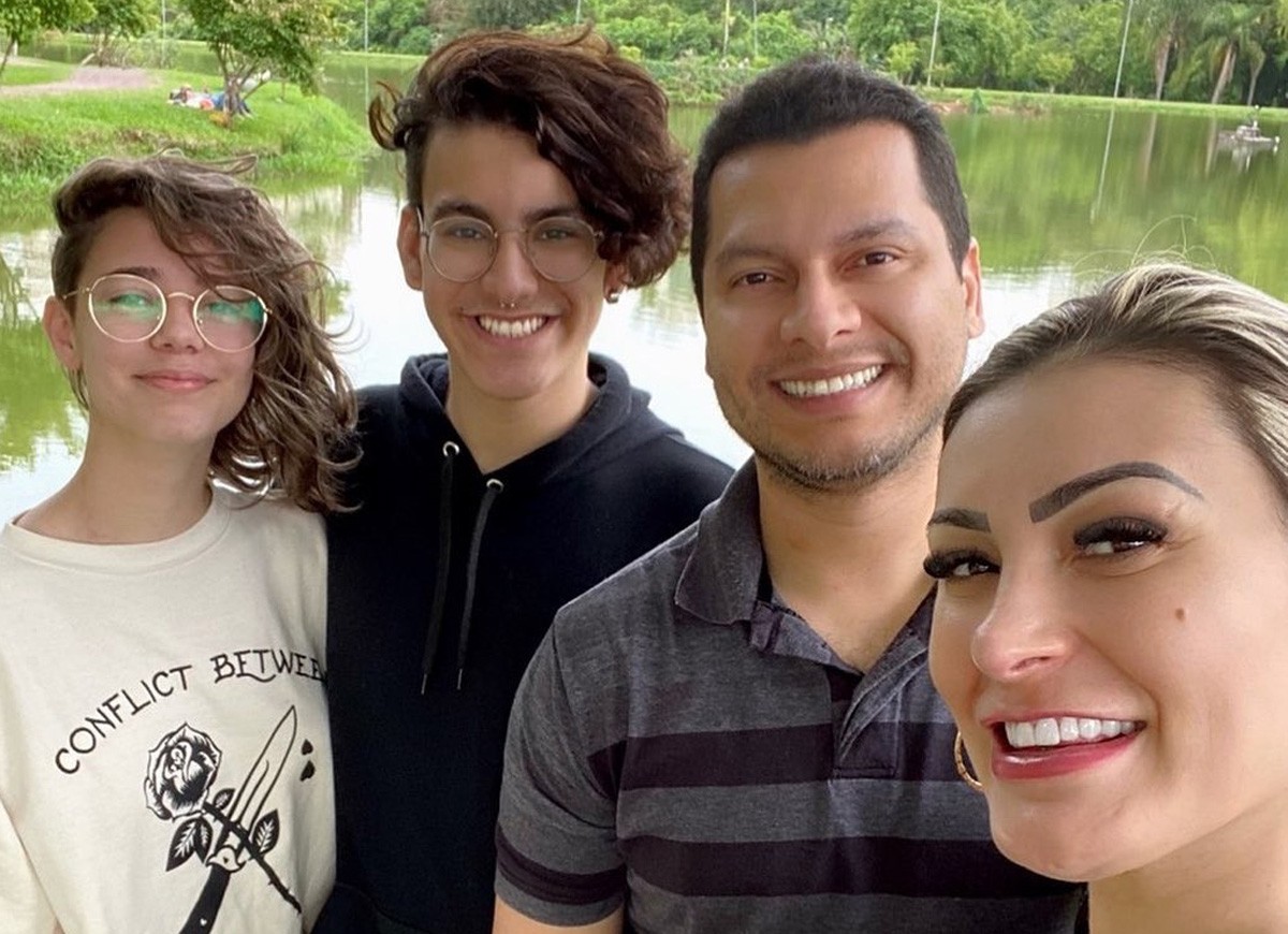 Andressa Urach com o marido, Thiago Lopes, o filho, Arthur, e a nora, Brenda (Foto: Reprodução/Instagram)