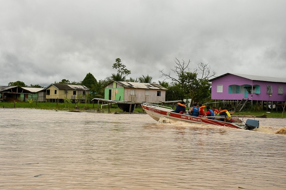 Nesta segunda, o prefeito em exercício, Zequinha Lima, fez uma vistoria nos bairros onde a água já invadiu os terrenos  — Foto: Mazinho Rogério/G1