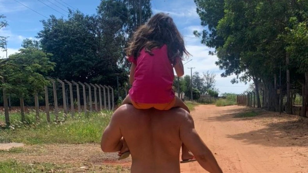Pai e filha caminhando por Campo Grande, ambos vacinados. — Foto: Reprodução/RedesSociais