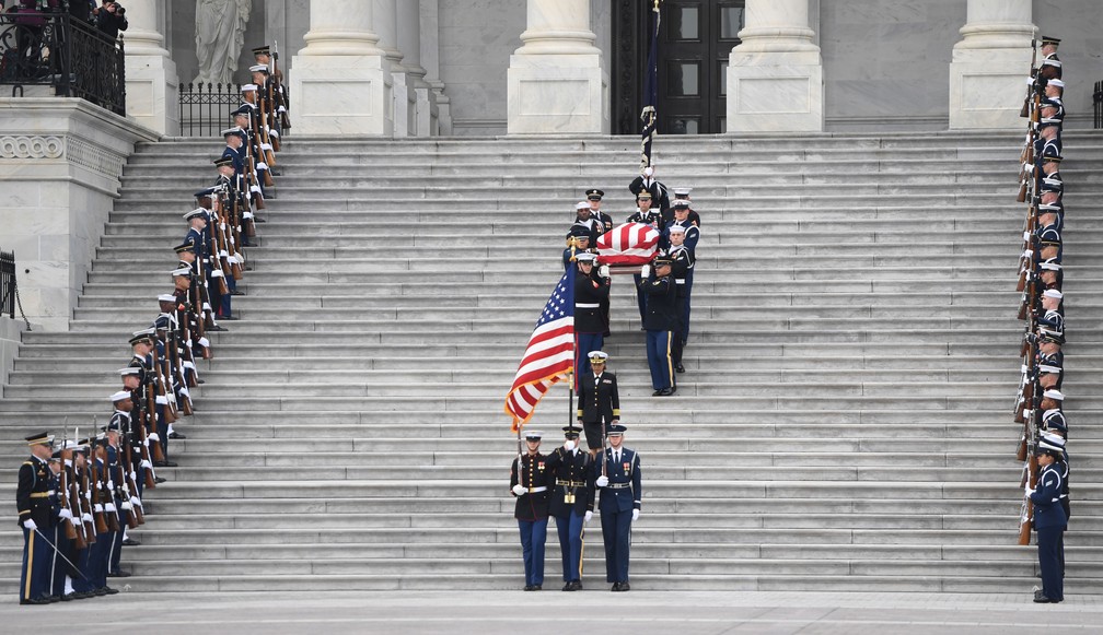 Caixão do ex-presidente dos Estados Unidos George H.W. Bush deixa o Capitólio, em Washington, nesta quarta-feira (5) — Foto: Saul Loeb / AFP