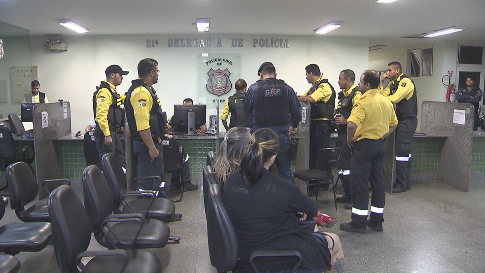 Agentes do Detran em delegacia no DF (Foto: TV Globo/Reprodução)