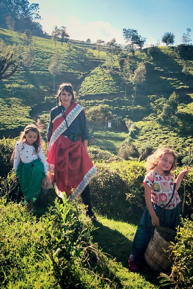Daniela Ruiz com as filhas num campo de chá no Srilanka (Foto: Divulgação/ Arquivo Pessoal)