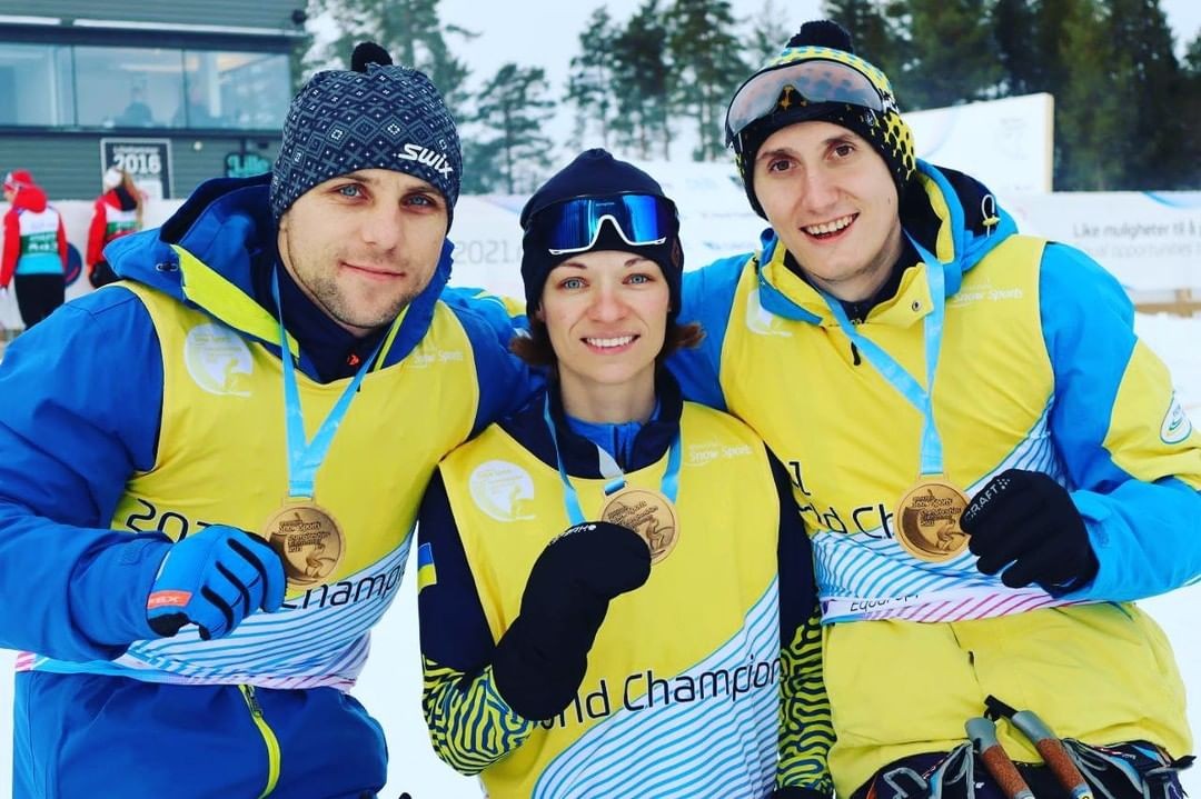 Comitê Paralímpico da Ucrânia desabafa sobre segundo lugar nos Jogos de Inverno. Na imagem, Liudmila Liashenko conquista ouro no esqui (Foto: Reprodução / Instagram)