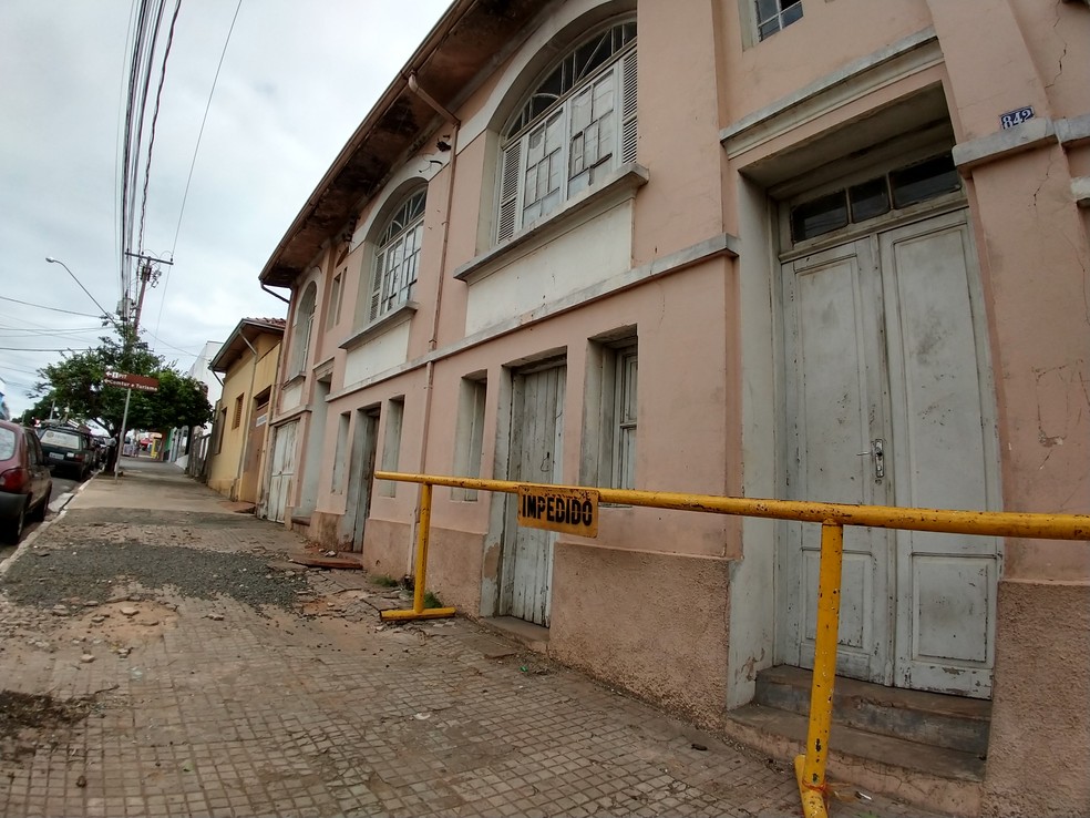 Prefeitura retira cerca de 100 toneladas de lixo de casarão de acumulador em Agudos — Foto: Sérgio Pais/G1