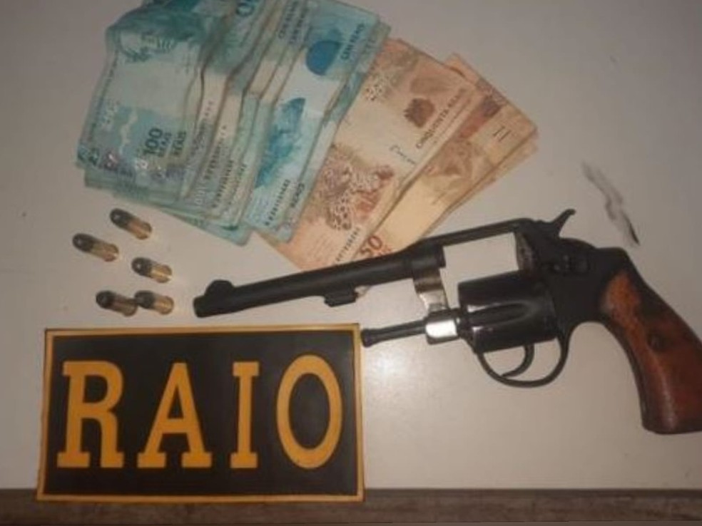 Armas, munições e R$ 10 mil foram apreendidos na casa do suspeito em Juazeiro do Norte. — Foto: PMCE/ Divulgação