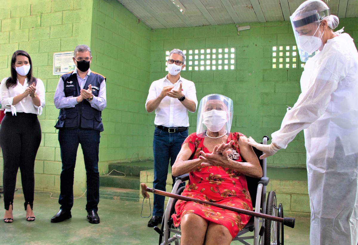 Covid-19: Um ano após a aplicação das primeiras vacinas, 76% das pessoas acima de 12 anos já tomaram duas doses no Norte de MG