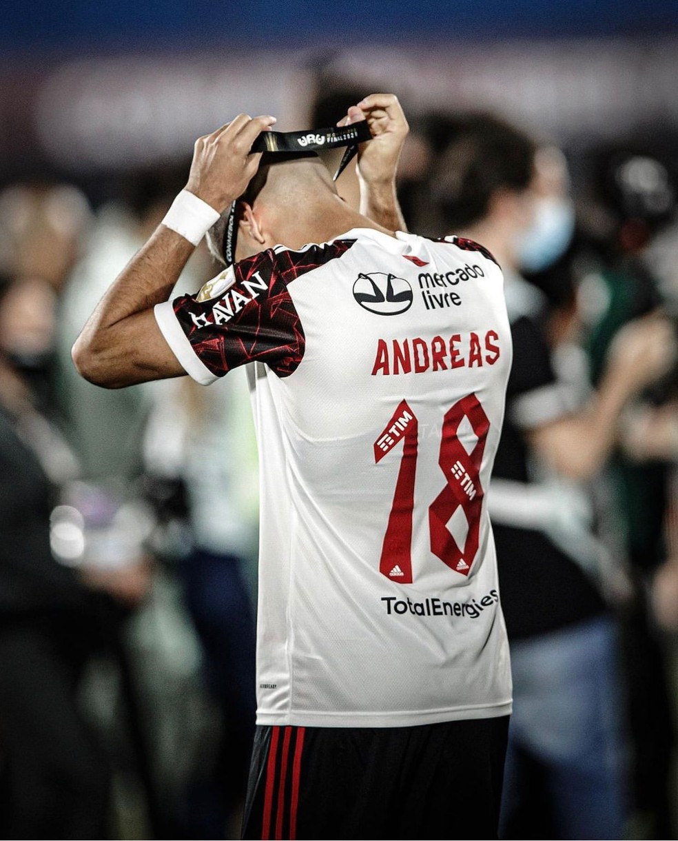 Andreas Pereira com a medalha do segundo lugar da Libertadores — Foto: André Mourão/Foto FC