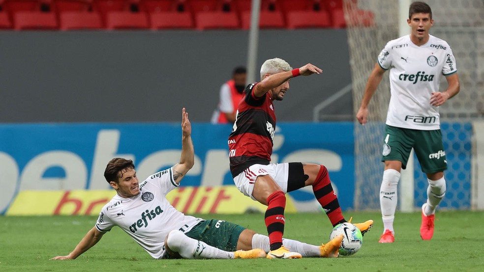 Raphael Veiga levou o terceiro amarelo e está fora do duelo contra o Ceará — Foto: Cesar Greco\Palmeiras