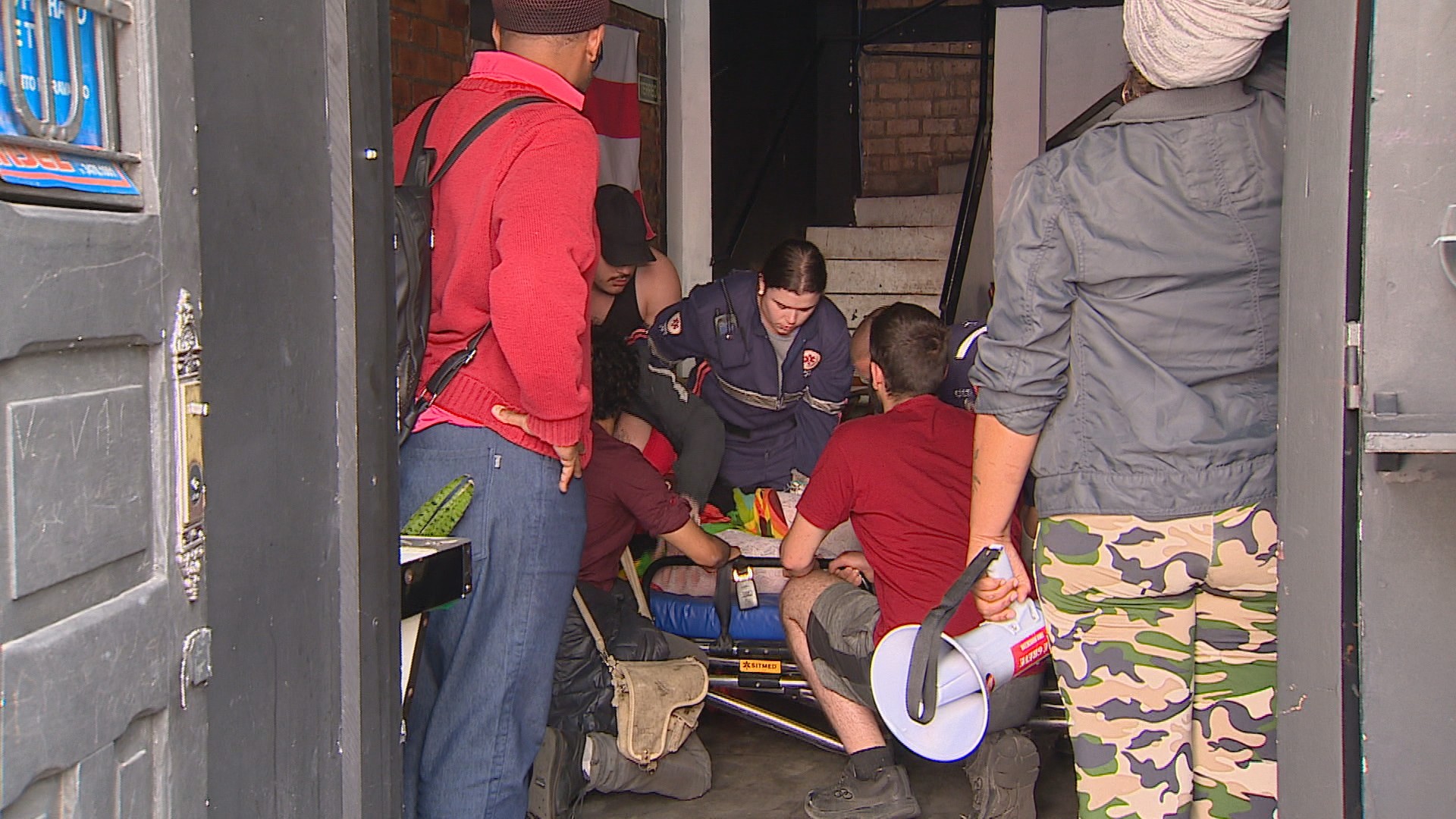 Confronto entre polícia e moradores de prédio ocupado deixa feridos em Porto Alegre; VÍDEO