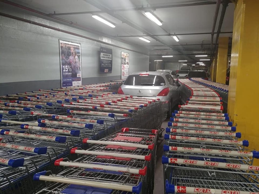Segundo jornal argentino, dono de carro cercado por carrinhos de supermercado ia ao cinema — Foto: Arnold Angelini/Reprodução/Facebook