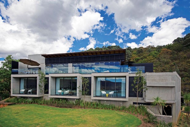 Casa se abre completamente à vista de um vale (Foto: Ana Ferrer Gómez-Tejedor/Divulgação)