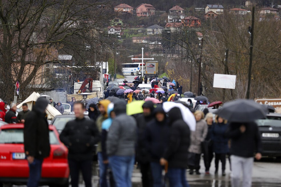 Sérvios locais bloqueiam a estrada perto da vila de Rudare, ao norte da parte dominada pelos sérvios da cidade etnicamente dividida de Mitrovica, Kosovo, dezembro de 2022 — Foto: AP Photo/Bojan Slavkovic