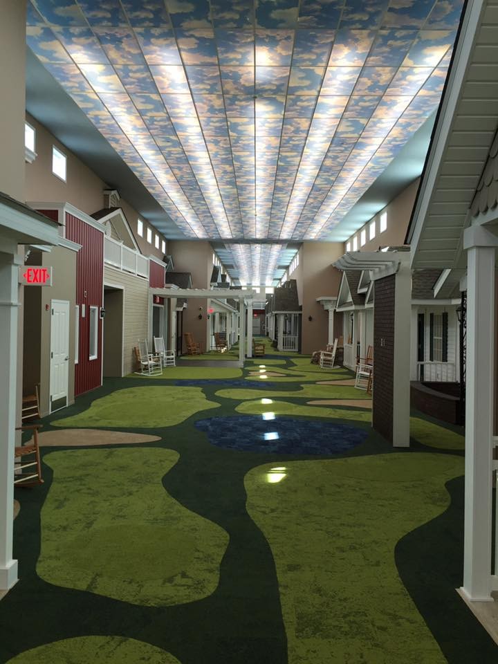 O carpete lembra a grama e promove uma memória com a natureza para os pacientes (Foto: Reprodução / Lantern)