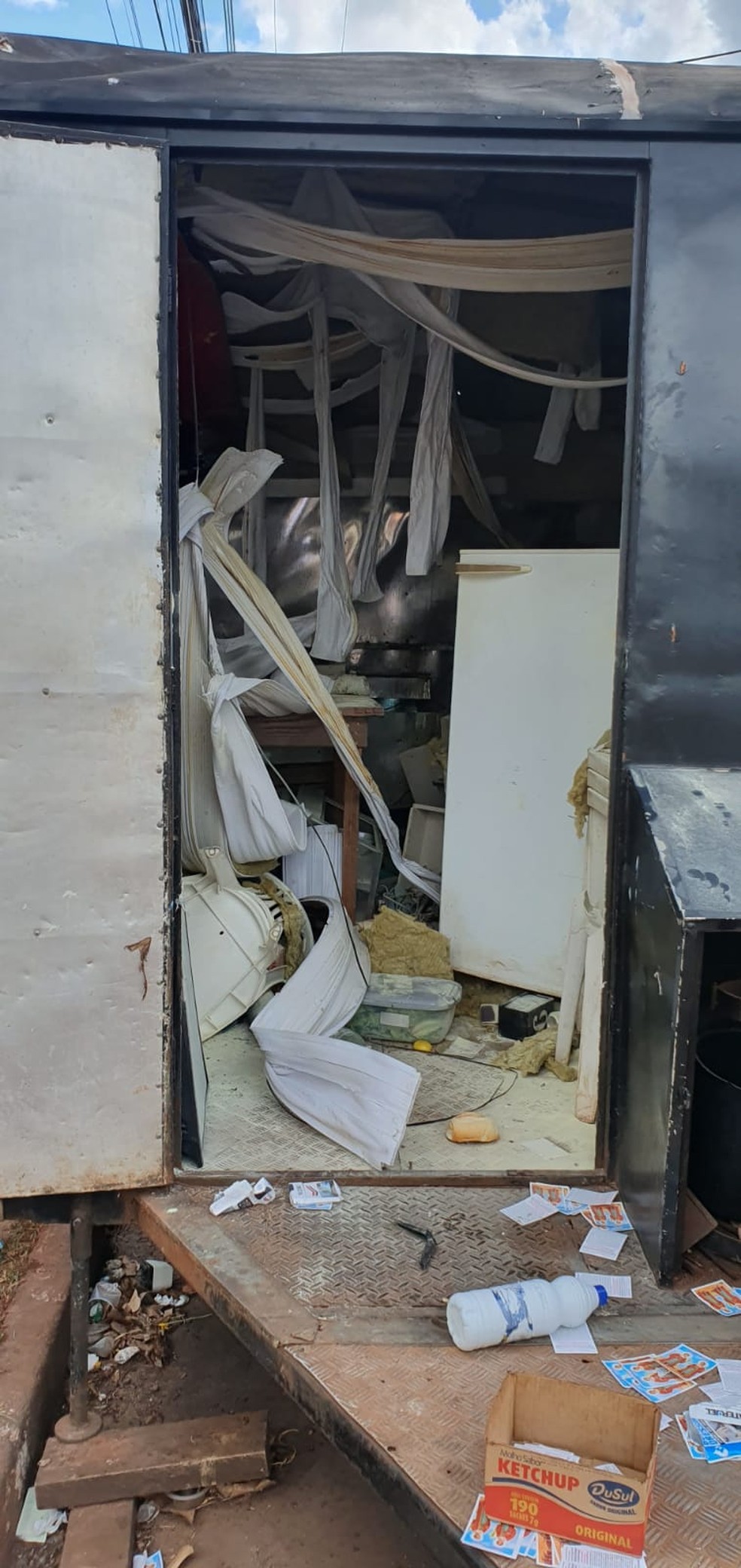 Interior de trailer destruído por explosão em Ourinhos (SP) — Foto: Passando a Régua/Laperuta