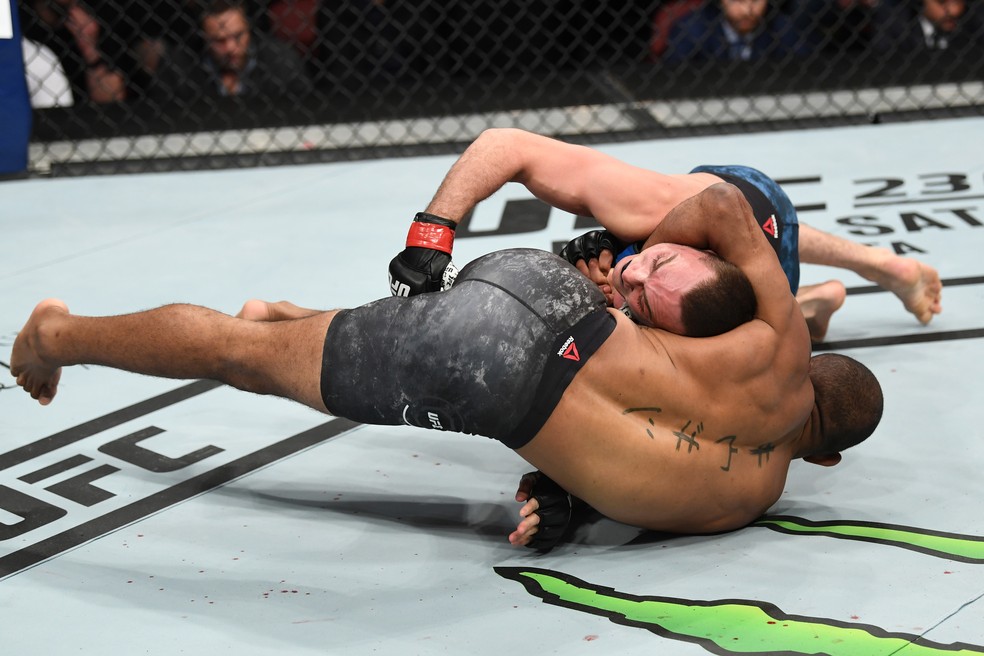 Brasileiro ataca o pescoÃ§o, mas nÃ£o consegue finalizar â?? Foto: Getty Images