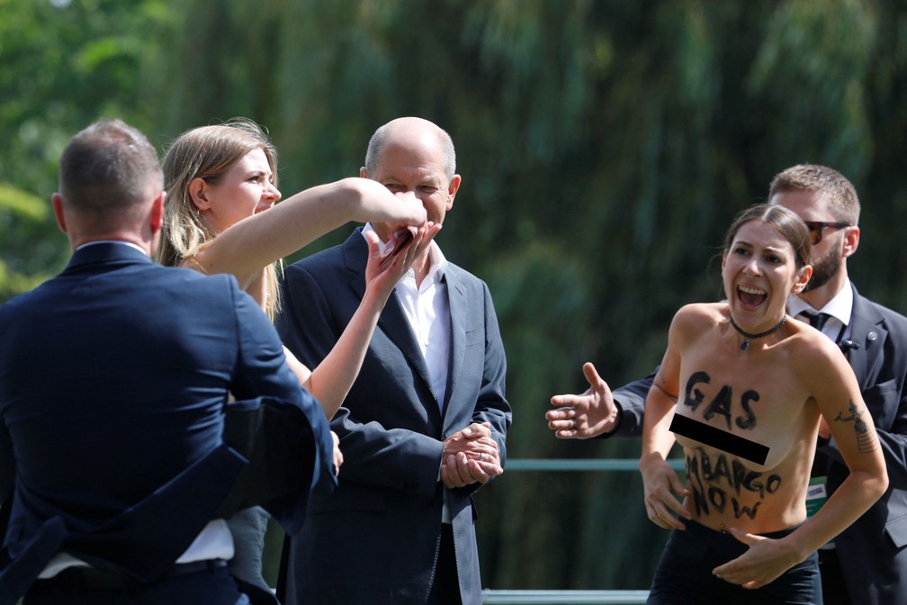 Manifestantes se aproximam do chanceler alem&atilde;o Olaf Scholz durante o "Dia da Casa Aberta" do governo em Berlim. &mdash; Foto: REUTERS/Michele Tantussi