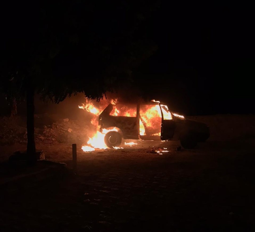 Ap&oacute;s assaltar loja de eletr&ocirc;nicos, criminosos queimam carro que usaram para fuga no interior do RN &mdash; Foto: Reprodu&ccedil;&atilde;o