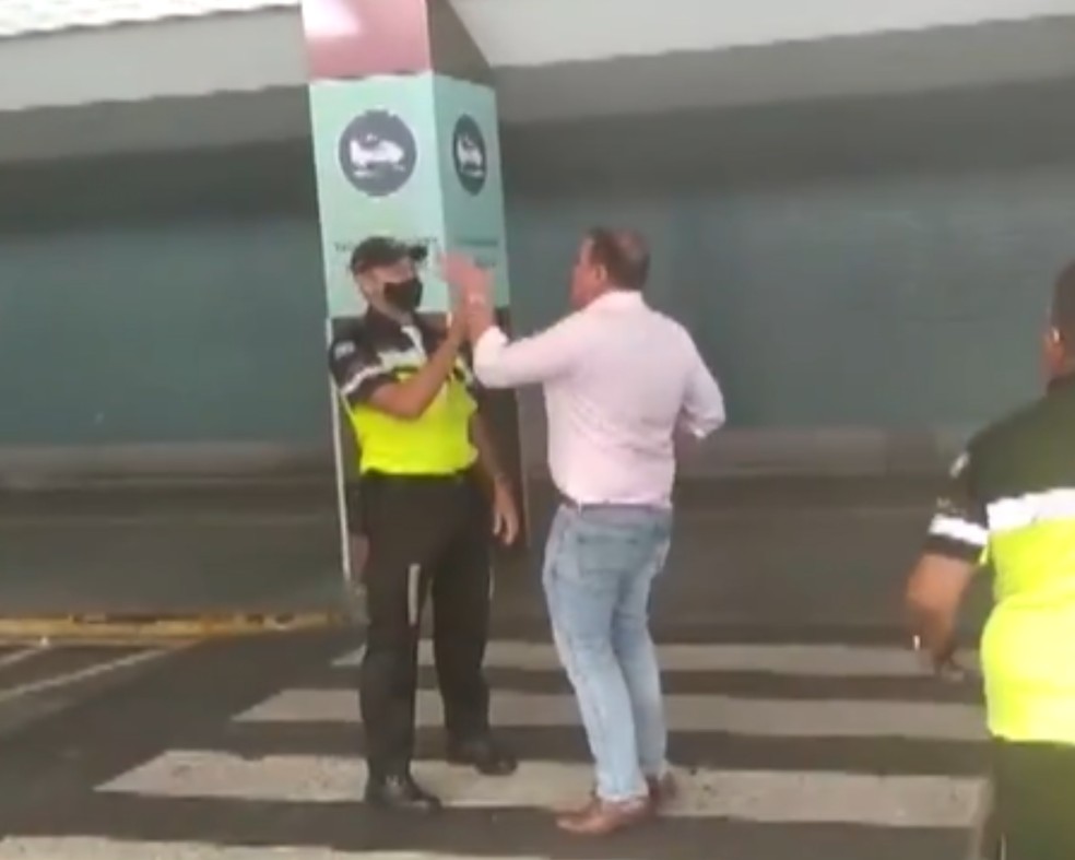 Deputado João Carlos Bacelar tomou celular de agente de trânsito em Salvador — Foto: Redes sociais