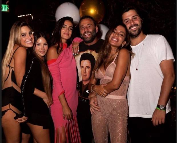 Anitta com amigos (Foto: Reprodução/Instagram)