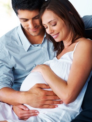casal grávido; pai e mãe; grávida; família (Foto: Shutterstock)