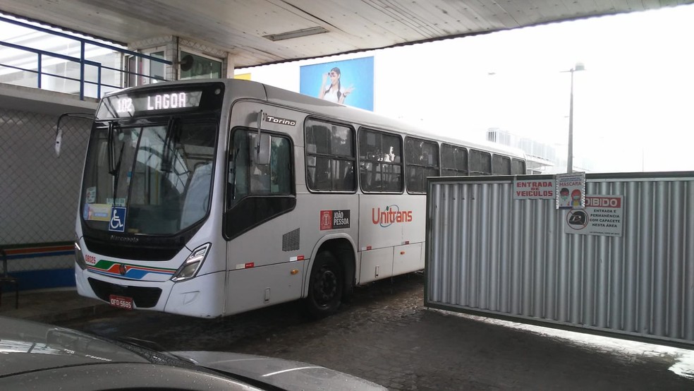 Paralisação terminou por volta das 7h, com os ônibus saindo das garagem para cirulação — Foto: Antônio Vieira / TV Cabo Branco