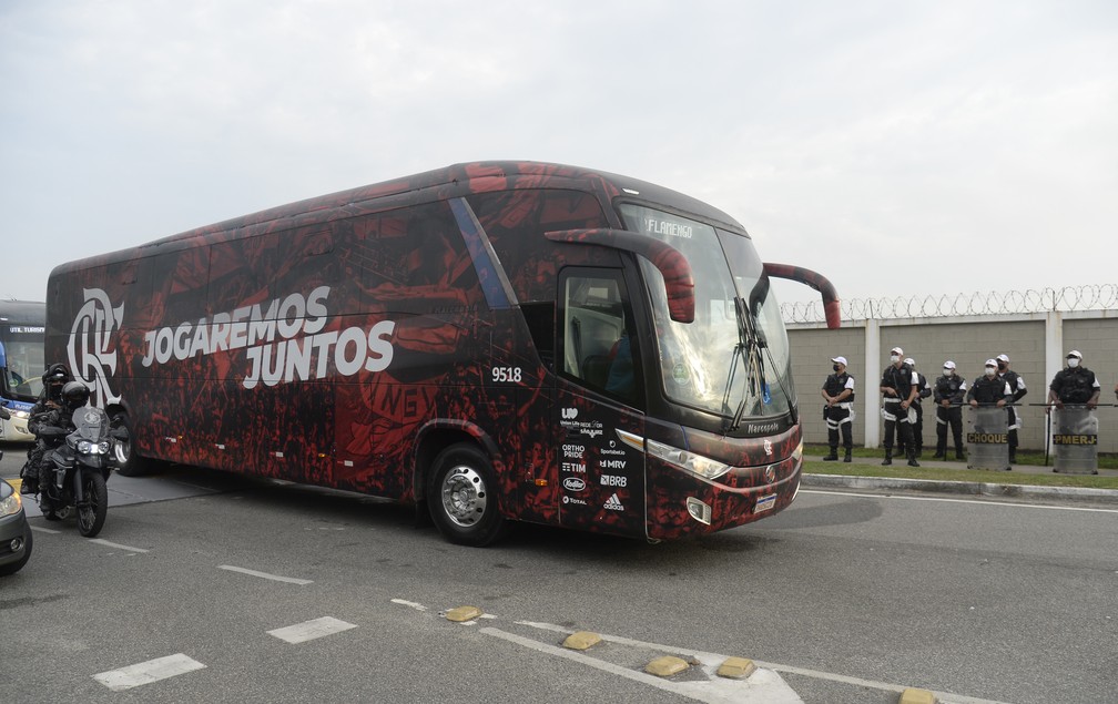 Após título brasileiro, ônibus do Flamengo deixa o Galeão sem contato com a torcida — Foto: André Durão / ge 