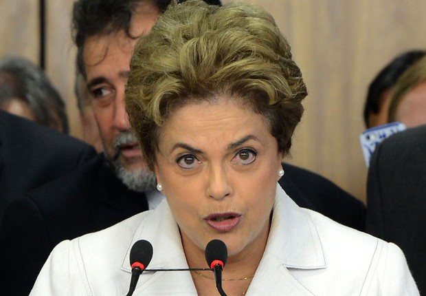 A presidente afastada Dilma Rousseff faz discurso ao lado de ministros antes de deixar Planalto (Foto: Elza Fiúza/Agência Brasil)