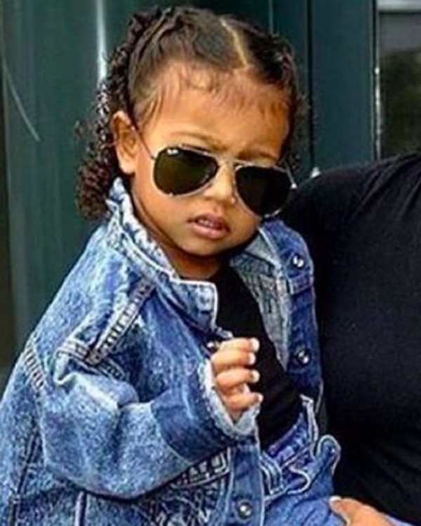 Kim Kardashian publicou uma foto de sua filha de óculos escuros no Instagram (Foto: Reprodução/Instagram)