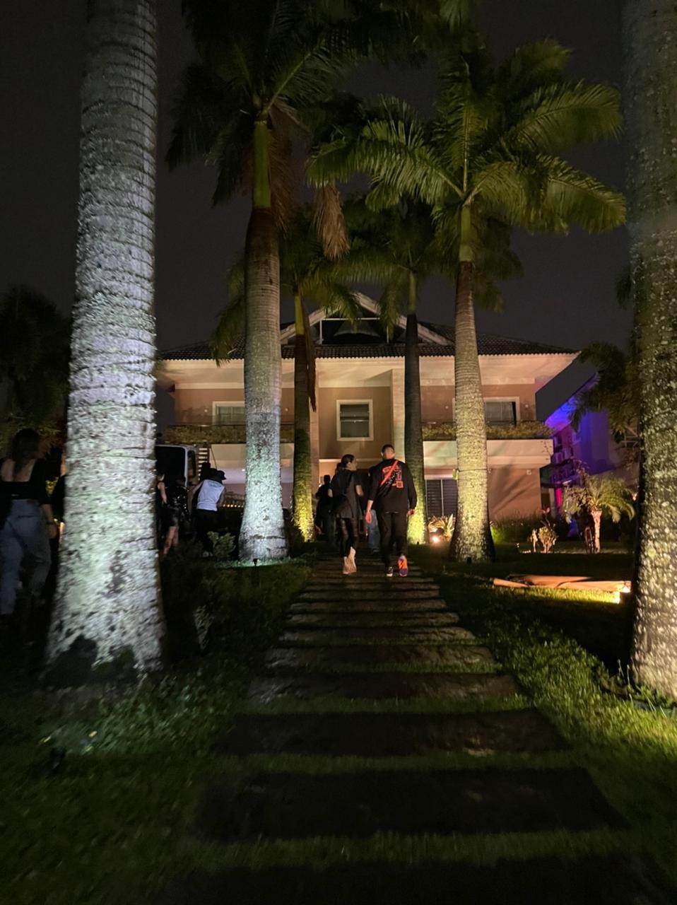 Camila Cabello faz festa na mansão de Anitta (Foto: Reprodução)