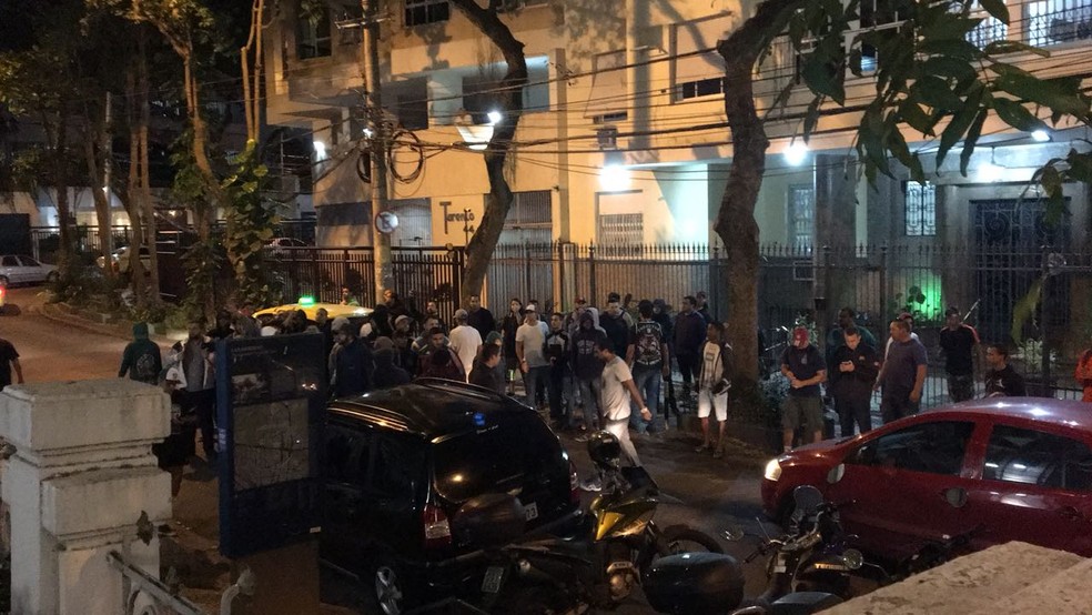 Tricolores se postaram na Rua Ãlvaro Chaves (Foto: Caio Blois)