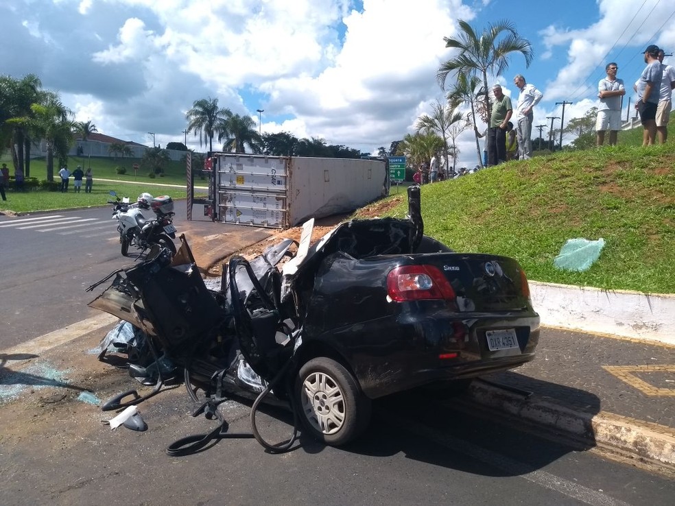 Acidente entre carreta e carro deixa feridos em Santa Rita do Passa Quatro (Foto: Corpo de Bombeiros/DivulgaÃ§Ã£o)