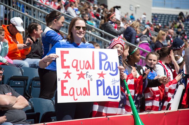 Torcedora protesta contra valores de premiações menores da seleção norte-americana (Foto: Getty Images)