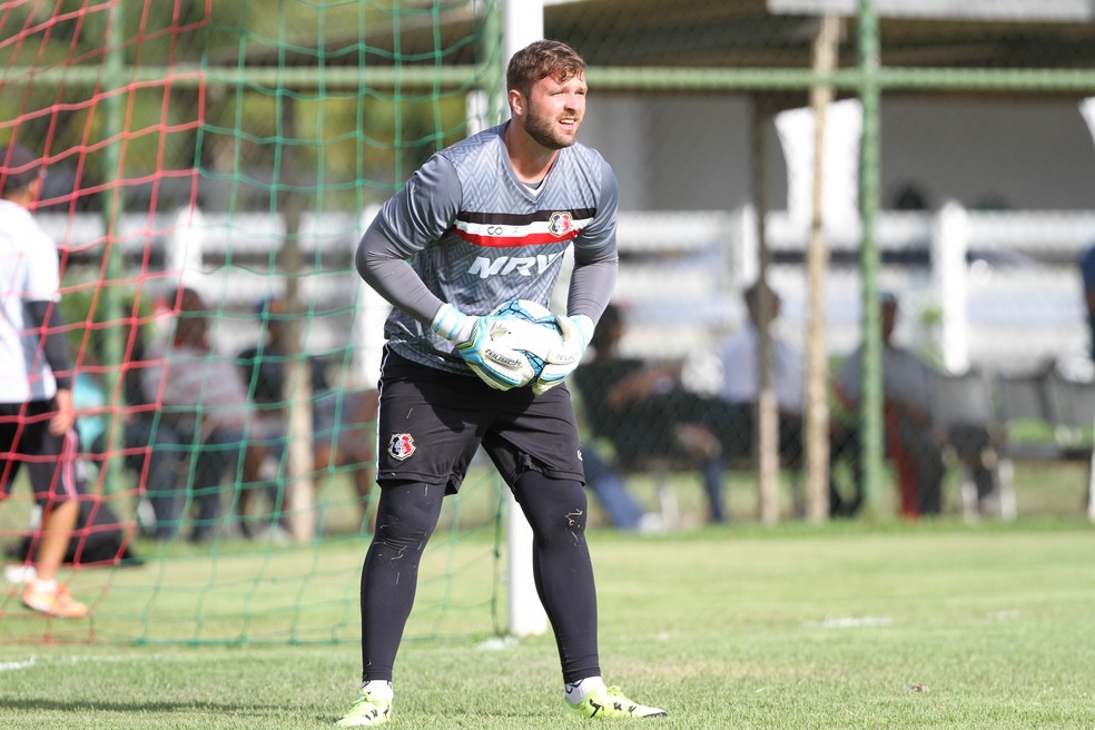 Tiago Machowski não enfrenta o Afogados nesta quarta-feira (Foto: Marlon Costa/Pernambuco Press)