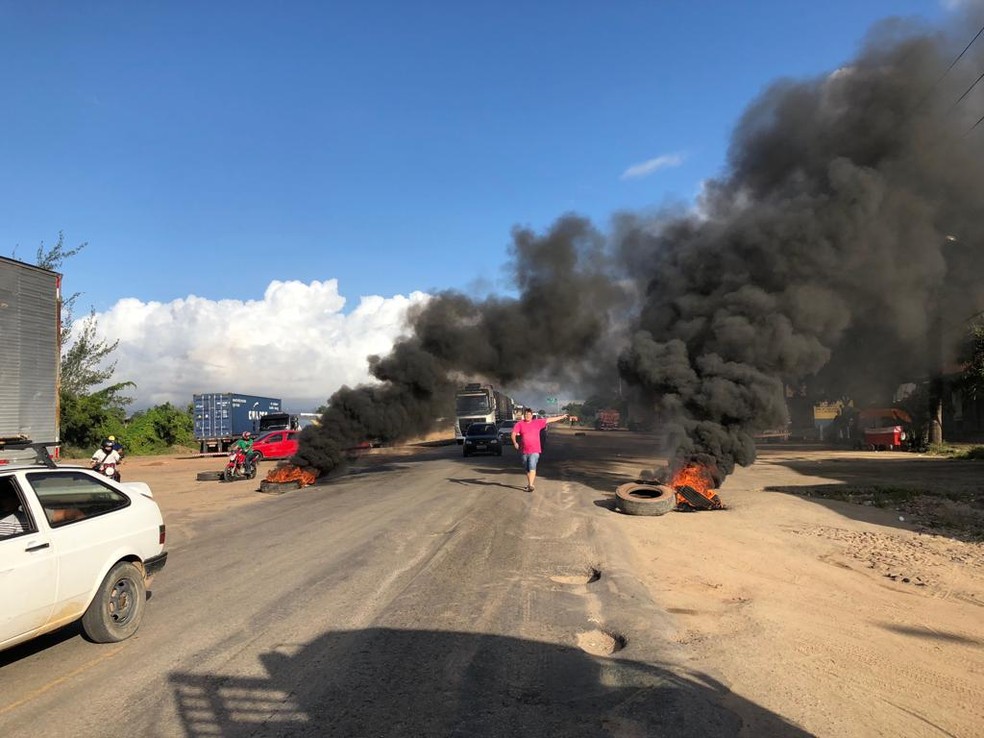 Caminhoneiros queimaram pneus e fecharam trecho da rodovia BR-020, em Fortaleza.  (Foto: PRF/Divulgação)